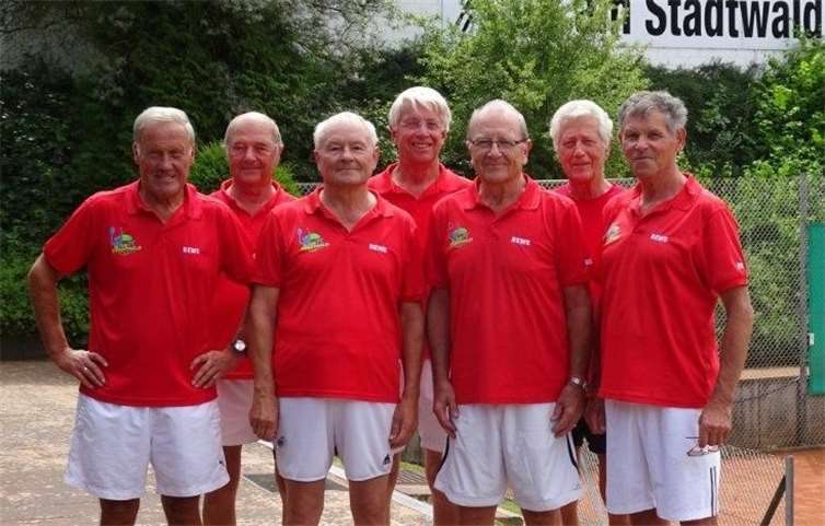 DIe Herren 70 freuen sich über den Aufstieg in die Oberliga.Privat