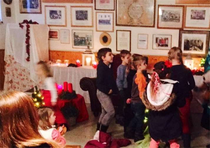 DIe Kinder freuten sich auf Helga Dahm, die zum Märchen erzählen gekommen war und in gemütlichem Ambiente empfangen wurde.Privat