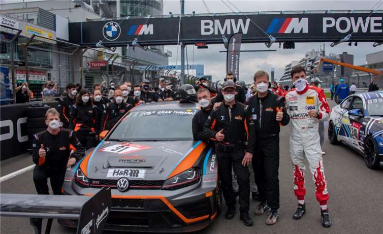 DIe Mannschaft von Sharky-Racing in der Startaufstellung.Foto: elfimages.de