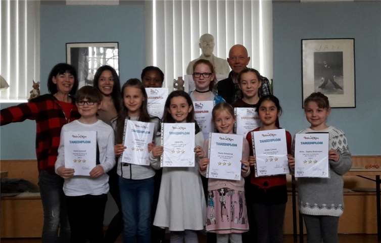 DIese Teilnehmer erhileten drei Sterne auf ihrem Tanzdiplom.Tanzschule Am Schloss