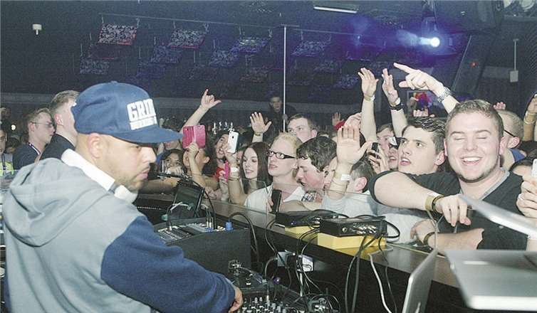 DJ Desue, einer der erfolgreichsten Produzenten Deutschlands an den Plattentellern, heizte den Gästen mächtig ein. wamfo.de