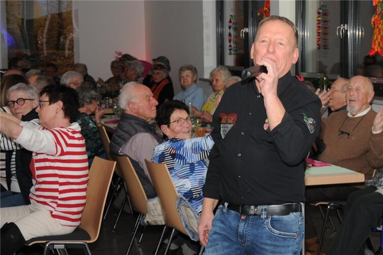 DJ Detlef Milz heizt das närrische Publikum an. 