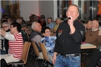 DJ Detlef Milz heizt das närrische Publikum an. 