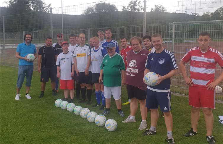 DJ Fosco überreichte dem Inklusionsteam seine „Ballspende“. Foto: SC Bad Bodendorf 1919 e.V.