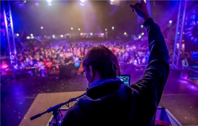 DJ Fosco unterhält Partygänger in ganz Europa. . privat