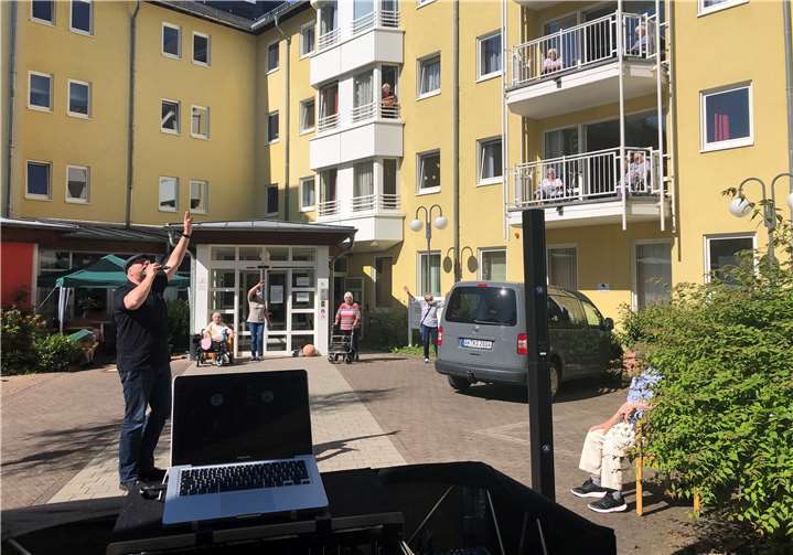 DJ Jan Kattenbusch aus Bad Neuenahr-Ahrweiler schenkte den Bewohnerinnen und Bewohnern sowie den Mitarbeiterinnen und Mitarbeitern des Marienhaus Seniorenzentrums St. Josef mit seiner Musik eine Stunde Freude. Foto: Andrea Schulze