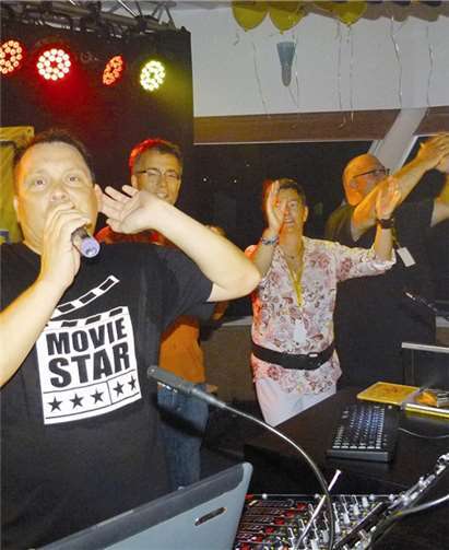 DJ Johannes Held (li.) sorgt für gute Stimmung. privat