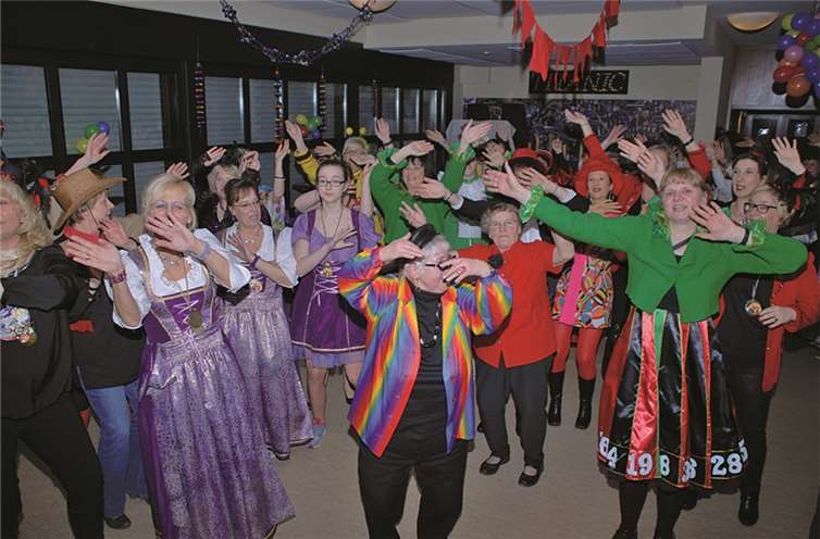 DJ Jürgen schaffte es, die anwesenden Möhnen immer wieder auf die Bühne zu locken.privat