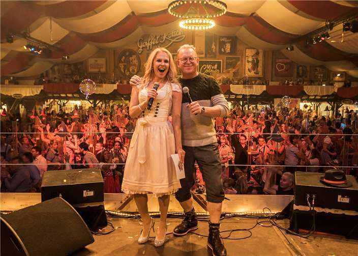 DJ Mox und Ulrike Kriegler werden die Hüttengaudi wieder moderieren. Foto: D.S. Marketing