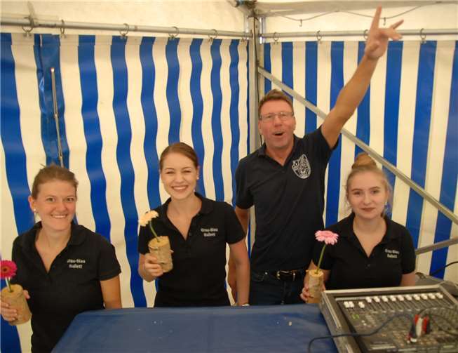 DJ „Sunny“ (Holger Rech) und seine Assistentinen sorgten für Stimmung im Zelt.