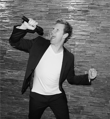 DJ und Entertainer Morgi heizt bei der Karaoke-Party ein.