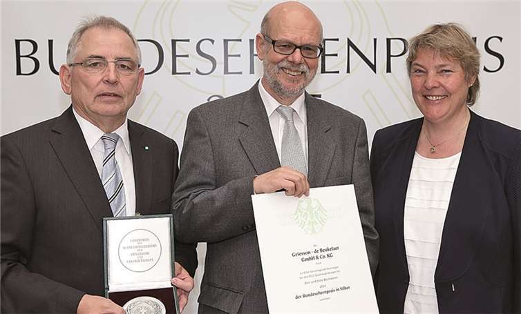DLG-Vizepräsident Prof. Dr. Achim Stiebing (links) überreicht gemeinsam mit Ministerialdirektorin Dr. Katharina Böttcher (BMEL, rechts) Urkunde und Medaille an Dr. Martin Ehret. Griesson - de Beukelaer