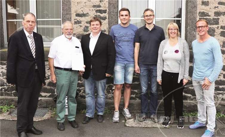 DLRG-Präsident Achim Haag (v. l.), Ehrenvorsitzender Dieter Lucas, 1. Vorsitzender Tim Herrmann, Einsatzleiter Robin Weindel, 2. Vorsitzender Torben Wieker, Ausbildungsleiterin Anna Braun und Geschäftsführer Marcel Schommers. Fotos: DLRG (2), FRE (1)