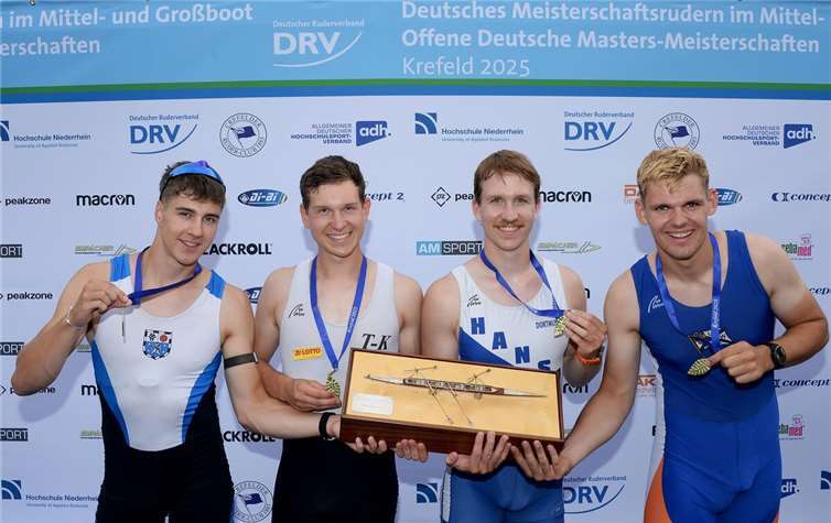 DM-Gold im Männer-Vierer ohne Steuermann, für die im Bundesstützpunkt Dortmund zusammengesetzten Mannschaft mit (v.l.) Emil Beck aus Saarbrücken, Simon Haible der Rudergesellschaft Treis-Karden, Yannick Kiwitt aus Dortmund und Finn Bontjer aus Limburg. Foto: DRV/Detlev Seyb