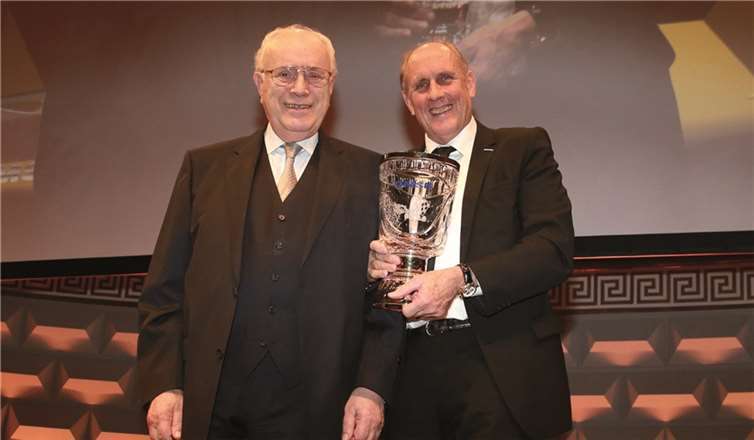 DMSB-Präsident Hans-Joachin Stuck übereicht DMSB-Pokal an Peter Geishecker im Rahmen der Gala der Meister. Privat