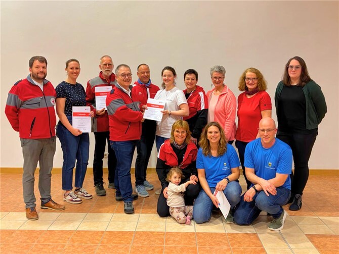 DRK_04.03.2026: Michael Assenmacher (4. v. li.), Vorsitzender des DRK-Ortsvereins Bad Neuenahr-Ahrweiler e.V., und Philipp Piscalar (li.), stellvertretender Bereitschaftsleiter des DRK-Ortsvereins Bad Neuenahr-Ahrweiler e.V., dankten allen Teilnehmenden der Blutspendenvereinsmeisterschaft und ehrten die Sieger.  Foto: Astrid Zens / DRK-Kreisverband Ahrweiler e.V
