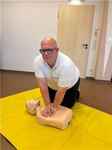 DRK-Ausbilder René Cremer machte es vor: Bei einer Herzdruckmassage muss 30-mal gedrückt werden und das im Rhythmus zu Stayin Alive, Atemlos oder Biene Maja. Danach zweimal beatmen und wieder drücken.  Foto:Astrid Zens / DRK-Kreisverband Ahrweiler e.V
