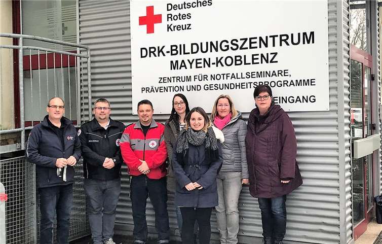 DRK-Ausbilder (v.l.) Markus Schlosser, Marco Emmerich, Rebecca Ufer, Melissa Ahlbach, Hubertine Winkler und Andrea Allgaier.DRK-Bildungszentrum