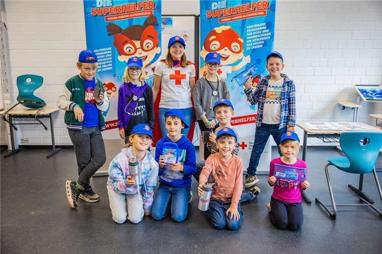 DRK-Expertin Daniela Köhler hat insgesamt schon 1133 Grundschulkinder aus Neuwied zu „Superhelfern“ ausgebildet.  Foto: Stephan Eismann