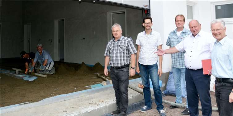 DRK-Geschäftsführer Hubertus Sauer (2. v.r.) und die verantwortlichen Baustellenleiter erläuterten Landrat Frank Puchtler (ganz rechts) und Stadtbürgermeister Manuel Ligouri (2. v.l.) – hier an der künftigen Desinfektionshalle – den aktuellen Stand der Arbeiten im Neubau der Rettungswache Nassau.Foto: Uwe Rindsfüßer