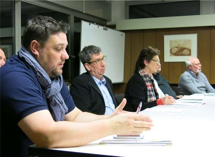 DRK-Geschäftsführer Michael Bau (vorne) schilderte anschaulich, welche Herausforderungen er und sein Team bei der Flüchtlingsbetreuung zu meistern haben.