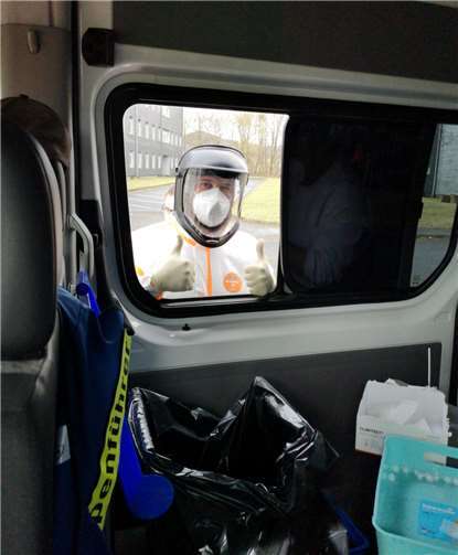 DRK Helfer aus Saffig kommen bei der Corona-Massentestung in Mendig zum Einsatz. Fotos: DRK Saffig