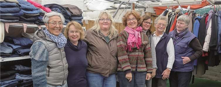 DRK-Kleidersammelstelle in Pech: Dorothea Krauch-Kompalik (Mitte) mit Helferinnen des insgesamt zehn Frauen starken Teams. privat