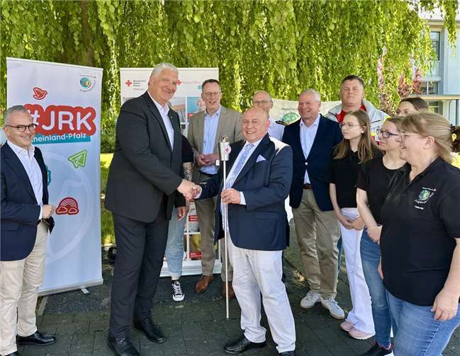 DRK-Koblenz Präsident Leo Biewer übergibt das Rotkreuz-Licht der Hoffnung und Menschlichkeit im Beisein von Innenminister Michael Ebling an den DRK-Landesverband Rheinland-Pfalz. Foto: DRK Koblenz, Ulli Piel-Schilling
