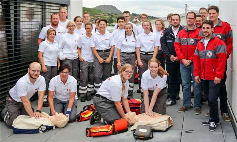DRK-Kreisbereitschaftsarzt Heinz-Jörg Neißen (hi.re.) und DRK-Ausbilder Michael Alberti (re.) mit seinem Team beobachteten die Prüflinge bei den zu bewältigenden Aufgaben. DRK-Kreisbereitschaftsleiter Nils Dorten (re. mit blauer Jacke) überreichte zusammen mit dem Lehrgangsteam die Urkunden und Fachdienstabzeichen „Sanitätsdienst“ für die Einsatzjacken der Helfer.Thorsten Trütgen