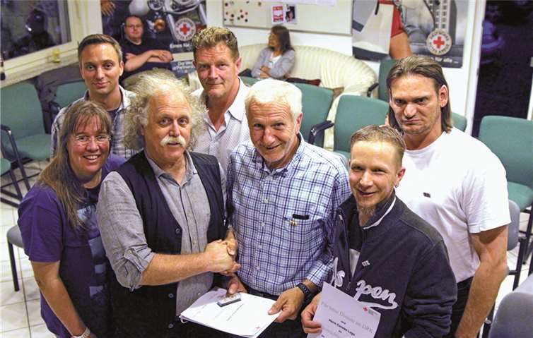 DRK-Kreisbereitschaftsarzt Thomas Hocke-Falcke (2. v. li., vorne) ehrte Dietmar Klein (rechts), Carsten Loga (2. v. re.). Hans-Adolf Görres (Mitte) erhielt für 50 ehrenamtliche Dienstjahre die goldene DRK-Ehrennadel des DRK-Präsidiums. Christel Steudter (links) wurde zur Schriftführerin gewählt, neuer zweiter Vorsitzender ist Daniel Pöppelmann (2. v. li., hinten) der vom bisherigen Vorsitzenden Claus-Peter Krah (3. v. li., hinten) an die Aufgaben des Vorsitzenden herangeführt wird.AB