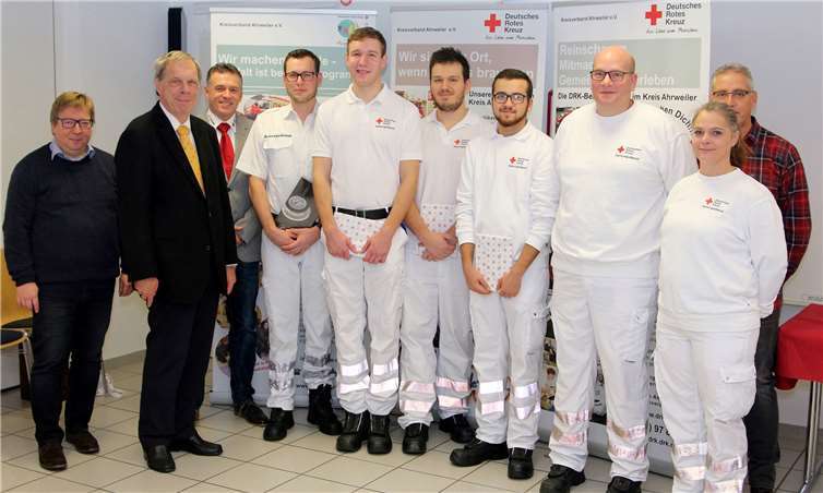 DRK-Kreisgeschäftsführer Frank Trömel, DRK-Präsident Achim Haag, DRK-Rettungsdienstleiter Lothar Backes (v.li.), Praxisanleiterin Tanja Schellhase und die Praxisanleiter Gerd Hennes und Boris Linden (v.re.) gratulierten Michel Walscheid (4. v.li.) zur bestandenen Prüfung der Berufsausbildung zum Notfallsanitäter und begrüßten die neuen Auszubildenden Bernhard Stahl (5. v.li.), Paul Fries (Mitte) und Mert Balik (4. v.re.).Thorsten Trütgen