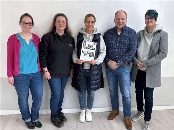 DRK-Kreisgeschäftsführer Ulrich Bergmann (2. v. re.) und Stefanie Ehlert von der Stadtverwaltung Bad Neuenahr-Ahrweiler (li.) freuen sich sehr über die Stiftung der automatisierten externen Defibrillatoren (AEDs) und dankten den Initiatoren Missy Motown (re.) und Kerstin Wagner (2. v. li) vom Helfer-Stab sowie der Projektkoordinatorin „Herzsicher“ der Björn Steiger Stiftung Gabriele Ballmer (3. v. li.).  Foto: Jeannette Zimmermann / DRK-Kreisverband Ahrweiler e.V.