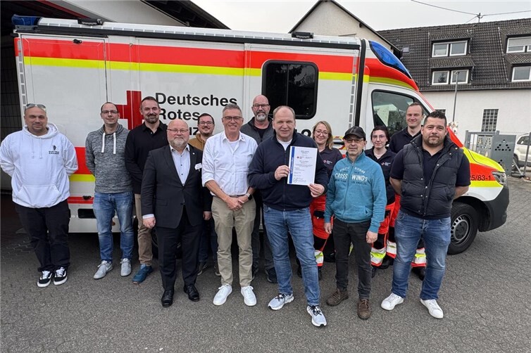 DRK-Kreisgeschäftsführer Ulrich Bergmann (6.v.r.) und Rettungsdienstleiter Lothar Backes (6.v.l.) erhielten von Roland Lapschieß (4.v.l.), Organisationsberater und Qualitätsmanagement-Experte im Gesundheits- und Sozialwesen, nach erfolgreichem Audit das Qualitätszertifikat. 