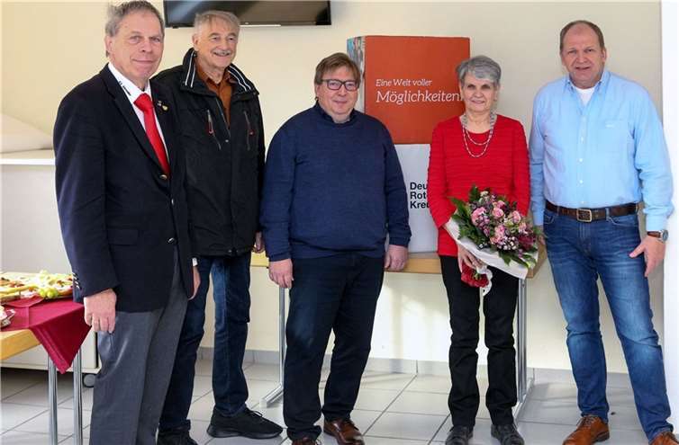 DRK-Kreispräsident Achim Haag, die ehemaligen DRK-Kreisgeschäftsführer Gerd Zimmermann und Frank Trömel (v. li.), der amtierende DRK-Kreisgeschäftsführer Ulrich Bergmann (re.) verabschiedeten nach 41 Berufsjahren im DRK-Kreisverband Ahrweiler e.V. Hannelore Quandt in den wohlverdienten Ruhestand.  Foto: Thorsten Trütgen
