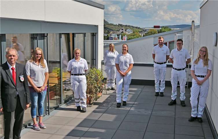 DRK-Kreispräsident Achim Haag (vorne) gratulierte Jaqueline Sovuksu (2. v. li.) zum erfolgreichen Staatsexamen als Altenpflegerin und Bernhard Stahl (3. v. re.) zum erfolgreichen Staatsexamen als Notfallsanitäter. Jessica Kairies, Doreen Bieber, Antonia Müller, Maximilian Sper und Ann-Sophie Schneider (v. li.) sind die neuen Auszubildenden im Rettungsdienst für die Notfallsanitäterausbildung. Foto: Thorsten Trütgen