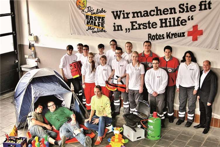 DRK-Kreisverbandsarzt Dr. Frank-Peter Kaesler (re.) und Ausbilder Michael Alberti (2. v. re.) nahmen zusammen mit dem weiteren Ausbildungsteam und mit Unterstützung der Notfalldarstellung des DRK-Ortsvereins Bad Neuenahr-Ahrweiler (li.) die Prüfung für zehn neue ehrenamtliche Sanitätskräfte ab, die alle erfolgreich bestanden. Thorsten Trütgen