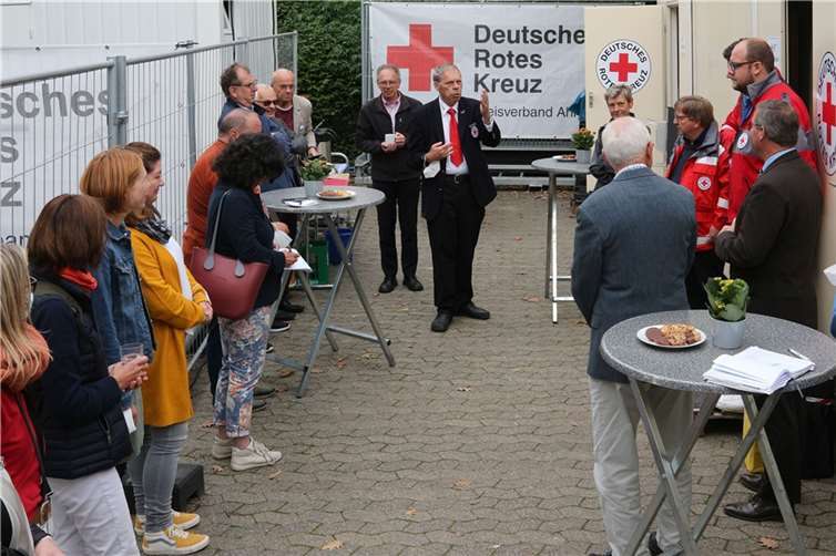 DRK-Kreisverbandspräsident Achim Haag (Mitte) ließ die Ereignisse seit Flutnacht des 14. Juli 2021sowie die seitdem geleisteten DRK-Hilfen Revue passieren. Ein besonderer Dank richtete er an das bundesweite Netzwerk des DRK, das den DRK-Kreisverband Ahrweiler e.V. seit dem ersten Einsatztag bis heute tatkräftig unterstützt. Horst Gies, erster Kreisbeigeordneter und Mitglied des Landtags Rheinland-Pfalz, untermauerte den Dank an das tatkräftige Rotkreuznetzwerk.