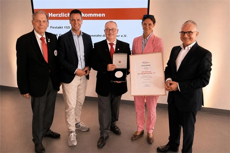 DRK-Kreisverbandspräsident Achim Haag (li.), der Bürgermeister der Stadt Bad Neuenahr-Ahrweiler Pascal Rowald (2.v.li), Christina Steinhausen, Kreisbeigeordnete des Landkreises Ahrweiler (2.v.re) und Manuel González, Vorstand des DRK-Landesverbandes Rheinland-Pfalz (re.) gratulierten Michael Assenmacher, Vorsitzender des DRK-Ortsvereins Bad Neuenahr-Ahrweiler, und seinem Team zum 155-jährigen Jubiläum. 