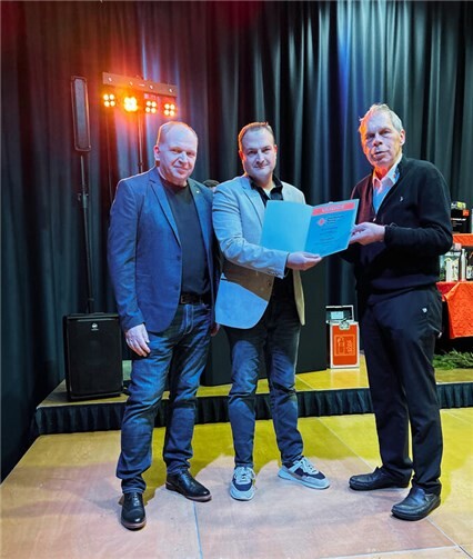 DRK-Kreisverbandspräsident Achim Haag (r.) und DRK-Kreisgeschäftsführer Ulrich Bergmann (l.) ehrten während des Helferfests Oliver Adams (Mitte) für seine 25-jährige Betriebszugehörigkeit und dankten ihm von Herzen. Foto: Astrid Zens / DRK-Kreisverband Ahrweiler e.V.