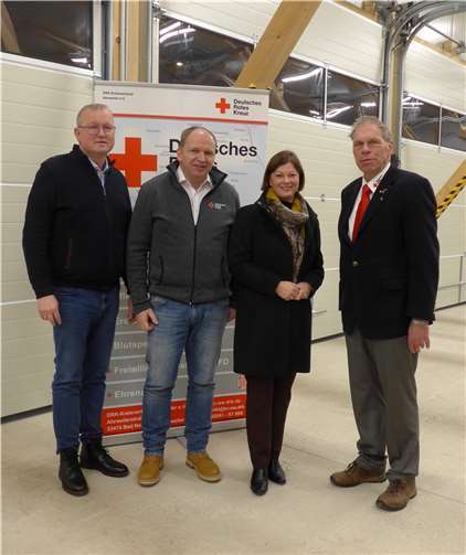 DRK-Kreisverbandspräsident Achim Haag (re.) und DRK-Kreisgeschäftsführer Ulrich Bergmann (2. v. li.) dankten der Landesbeauftragten für den Wiederaufbau, Staatssekretärin Nicole Steingaß (2. v. re.) und dem Grafschafter Bürgermeister Achim Juchem (li.) für die schnelle Hilfe und Unterstützung beim Aufbau der Rettungswache Bad Neuenahr-Ahrweiler im Innovationspark.  Foto: DRK KV Ahrweiler