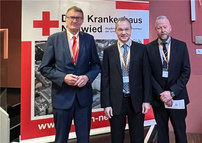 DRK Landespräsident Rainer Kaul, Prof. Thomas Marth und Prof. Jens Standop (von links) bei der Fortbildungsveranstaltung des Bauchzentrums im Neuwieder Heimathaus. Quelle: DRK Krankenhaus Neuwied