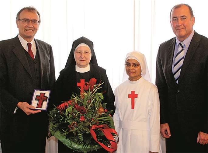 DRK-Landespräsident Rainer Kaul und der Geschäftsführer der neuen Trägergesellschaft dankten den Schwestern Gabriela und Cicilly. DL