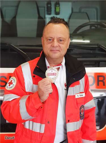 DRK-Notfallsanitäter Richard Gimbel zeigt stolz seine Medaille.Quelle: DRK-Mittelrhein
