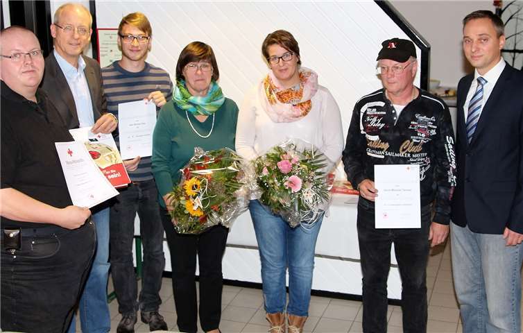 DRK-Ortsvereinsvorsitzender Daniel Pöppelmann (r.) ehrte (v.l.): Bereitschaftsleiter Heinz-Georg Kremer, Blutspender Uwe Moock, Nico Zipp, Ingeborg Groß, Sandra Görres und Michael Tempel. DRK Thorsten Truetgen