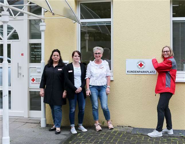 DRK-Pflegedienstleiterin Elke Pitzner (rechts) hat symbolische letzte Schraube festgedreht und damit die neuen Räume des DRK-Sozialen Servicezentrums in Betrieb genommen. Über mehr Platz für die erforderlichen Beratungsgespräche von Patienten und Angehörigen sowie Mitarbeiter- und Teambesprechungen freuen sich Verwaltungsmitarbeiterin Sylvia Witt, die stellvertretende Pflegedienstleiterin Nadine Esch und die Leiterin des DRK-Gesellschafts- und Betreuungsservice Marianne Flohr (v. l.).Copyright: Thorsten Trütgen