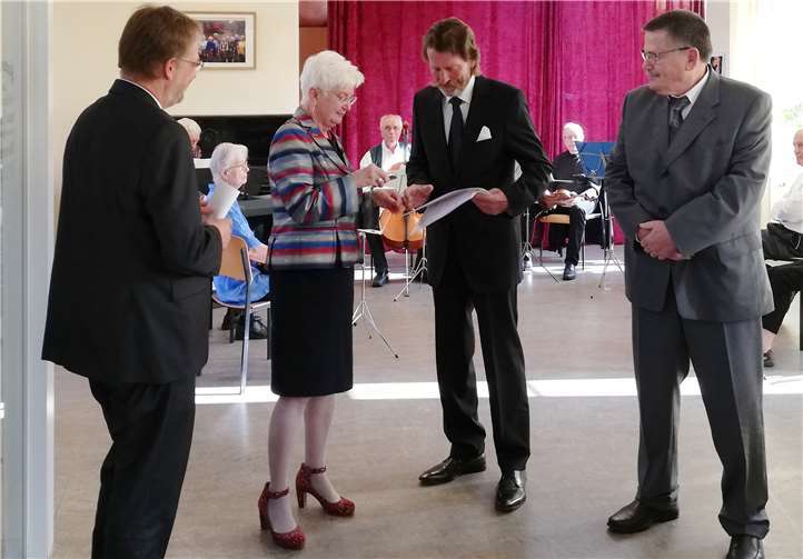 DRK-Prädidentin Gerda Hasselfeldt (2. v. l.) bedankte sich persönlich bei Günter Sass und Reiner Nolte. DRK