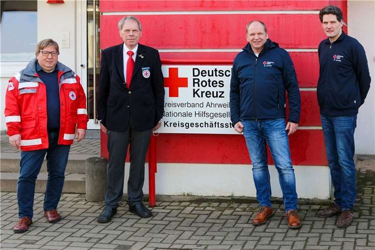 DRK-Präsident Achim Haag (2. v. li.) verabschiedet den langjährigen DRK-Kreisgeschäftsführer Frank Trömel (li.) in den Ruhestand. Ulrich Bergmann (2. v. re.) bildet zusammen mit Michael Alberti (re.) die neue DRK-Kreisgeschäftsführung.  Foto: Thorsten Trütgen