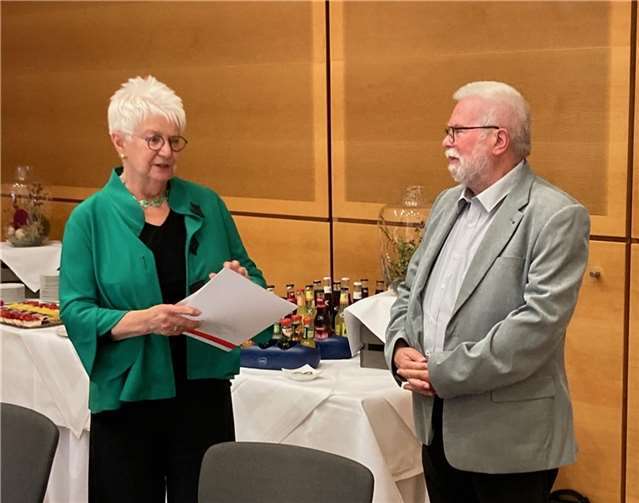 DRK-Präsidentin Gerda Hasselfeldt überreichte Jürgen Claßen in Berlin die Ernennungsurkunde zum Ehrenmitglied des Deutschen Roten Kreuzes.  Foto: Volkmar Schön