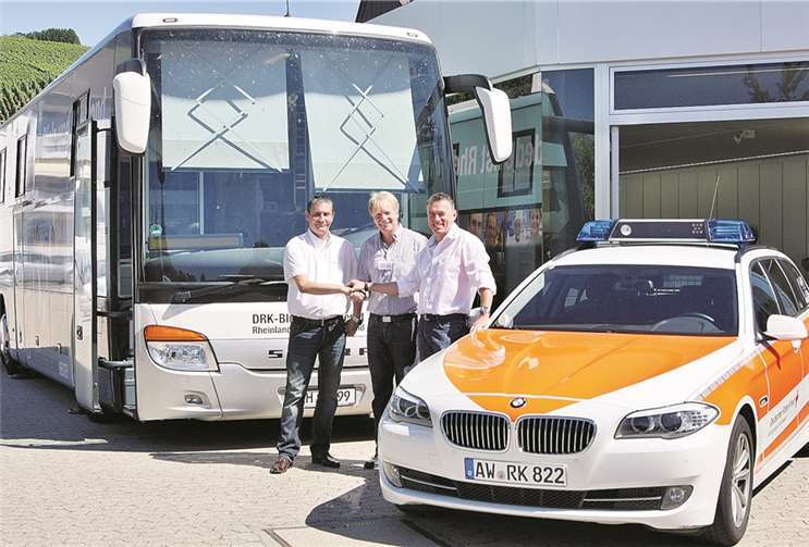 DRK-Rettungsdienstleiter Lothar Backes (r.) und DRK-Blutspendereferent Franz-Josef Schneider (Mitte) bedankten sich bei Michael Baum für die Organisation des Sonderblutspendetermins. Thorsten Trütgen/DRK