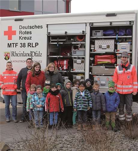 DRK-Rettungswachenleiter Mike Kairies, JRK-Kreisleiter Benjamin Bauschke (v.l.) und Gruppenführer Andreas Kreyer (r.) nahmen sich viel Zeit, den Kindern des Kindergartens Regenbogen aus Burgbrohl die Aufgaben und Tätigkeiten des DRK-Rettungsdienstes zu erklären.Thorsten Trütgen